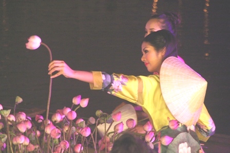 hoa-hau-ngoc-han-toa-sac-cung-sen-tren-ho-thanh-noi-hue-17