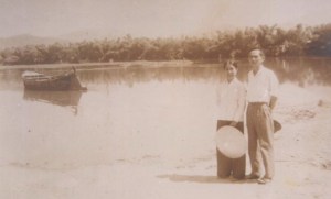 Vợ chồng nhà thơ Yến Lan thăm lại “Bến Mi Lăng” (bến sống Trường Thi) sau năm 1975. (ảnh của gia đình nhà thơ).