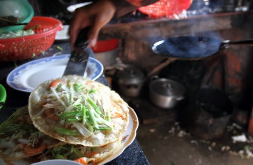 Chiếc bánh xèo vàng ươm rời khuôn, với mùi thơm quyến rũ.