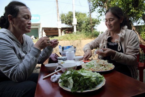 Thưởng thức bánh xèo trong không gian tĩnh lặng của miền quê.