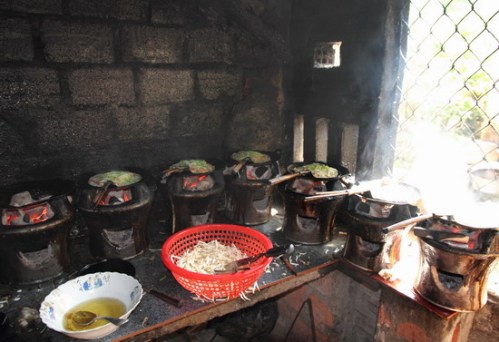 Những chiếc khuôn bánh xèo đang hoạt động hết công suất để phục vụ thực khách.