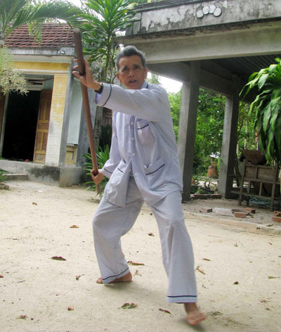 Võ sư Hồ Sừng biểu diễn đường roi nghịch của ông nội - Ảnh: Hoàng Trọng