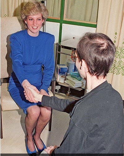 Bắt tay bệnh nhân AIDS