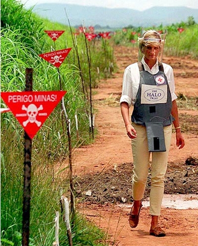 Mặc áo chống đạn đi qua bãi mìn