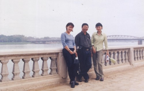 Hai SV DH Hue cung tac gia