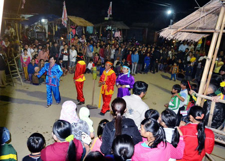 Đông đảo người dân đến xem hội đánh bài chòi cổ ở Bình Định.